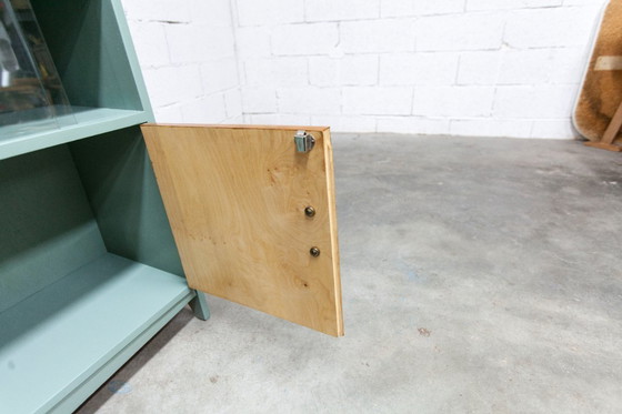 Image 1 of Atypische, elegante, lage vitrinekast uit de jaren 60 in een stijlvolle groene kleur.