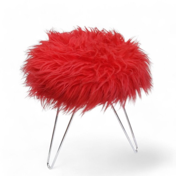 Image 1 of Tabouret tripode en épingle à cheveux Mid Century vintage, pieds chromés, fausse fourrure rouge.