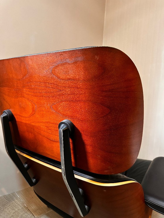 Dos sillones Eames Lounge Chair originales de Vitra, versión New Dimensions – Cuero (photo 6 of 8)