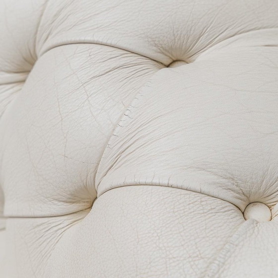 Image 1 of DIVANO CHESTERFIELD VINTAGE A 3 POSTI IN PELLE BIANCA DEGLI ANNI '70, MODERNO ANTICO