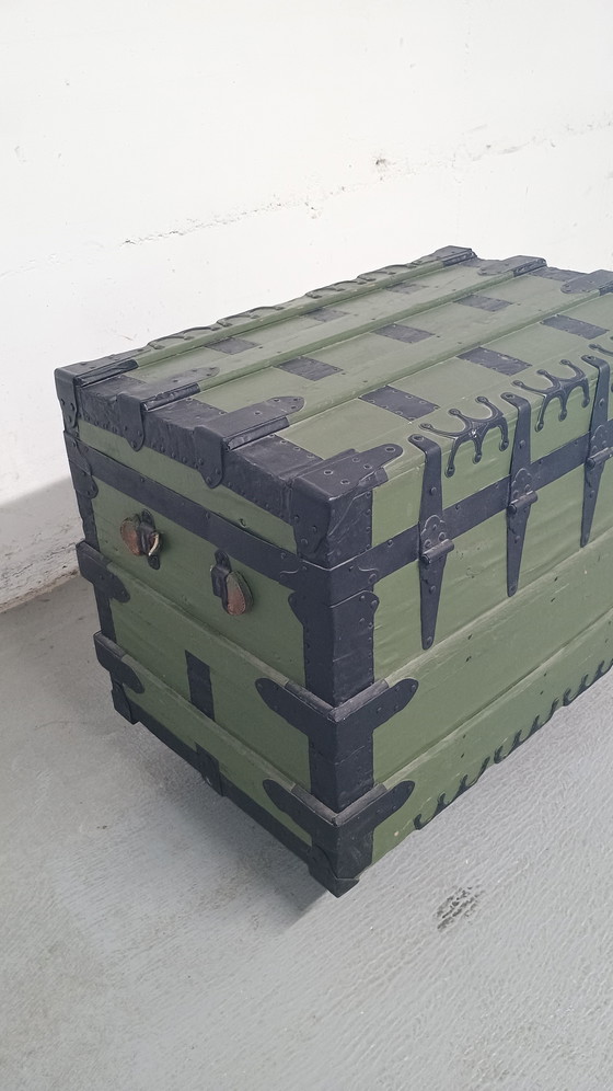 Image 1 of Vieux coffre avec ferrures en métal noir