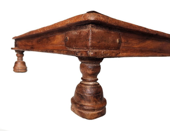 Image 1 of Table rituelle indienne ancienne de type Bajot bois et laiton – Rajasthan ou Gujarat – fin XIXe siècle