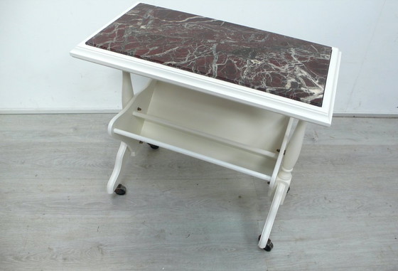 Image 1 of Table d&#39;appoint vintage, table de canapé, table de lecture sur roulettes avec étagères inclinées, blanche avec marbre rouge 