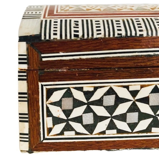 Image 1 of Vintage Khatam geometrische houten sieradendoos parelmoer inlegwerk hout 1970's