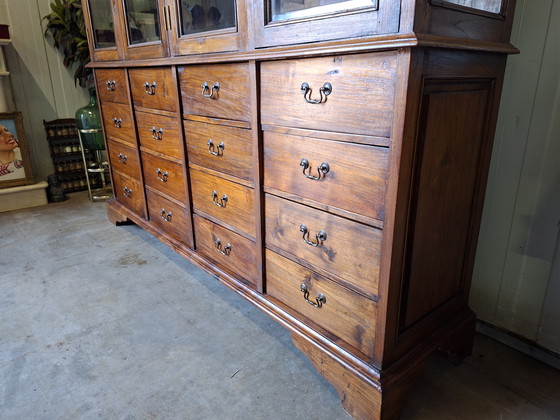 Image 1 of Antiker klassischer englischer Vitrinenschrank, Kommode, Ladenschrank, Apothekerschrank mit den Maßen 213x52 und 192cm Höhe.
