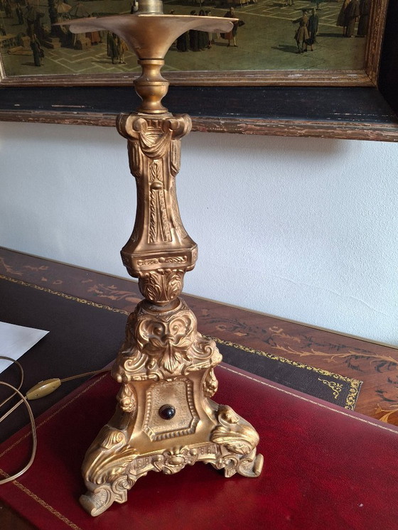 Image 1 of Pied de lampe ancien pique-cierge en métal doré repoussé avec cabochons en verre, XIXème siècle, monté à l'électricité