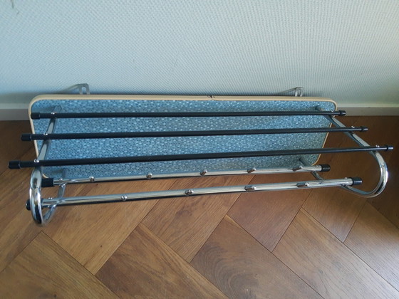 Image 1 of Wunderschöne, zweireihige Wandgarderobe im Retro-Stil der 50er Jahre mit Rohrrahmen und Hutablage, Bauhaus-Stil, blau mit Chrom