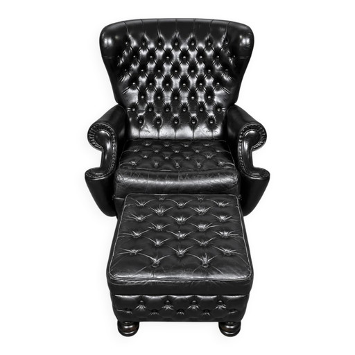 Chesterfield armchair and ottoman. Leather. – fauteuils