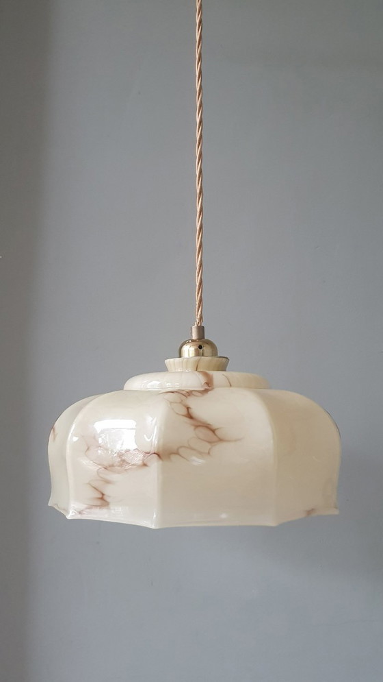 Suspension vintage Art Déco en verre opalin marbré beige., Métal, Transparent (photo 14 sur 18)