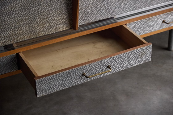 Image 1 of Credenza Mid-Century Modern con facciata in metallo martellato, Francia, anni '60