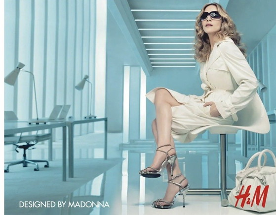 Sedia Ycami Valeria di Büro Für Form – Design iconico della campagna Madonna H&M – Sedie girevoli, Metal (photo 5 of 5)