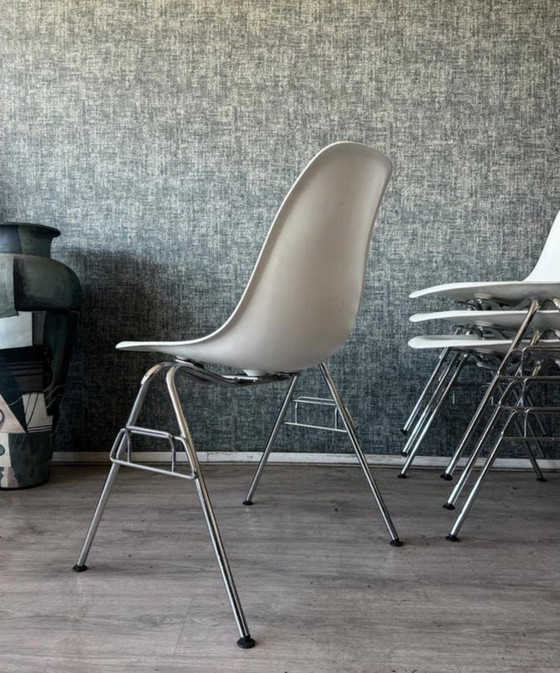 Image 1 of 4 Vitra Eames Plastic Side Chairs RE DSS, entworfen von Charles & Ray Eames für Vitra