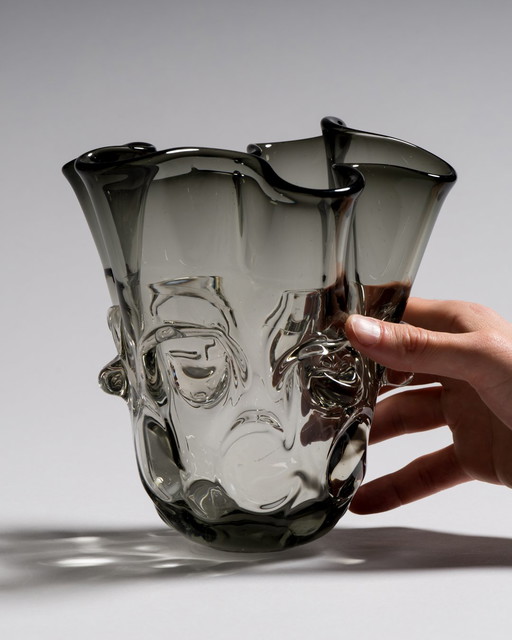 Vase mouchoir sculptural en verre de Murano, gris fumé, vers les années 1960
