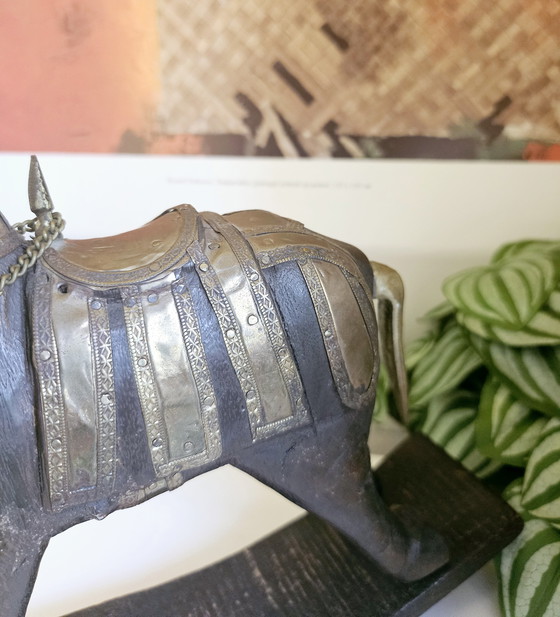 Image 1 of Statuetta vintage a forma di cavallo a dondolo in legno con decorazioni in ottone