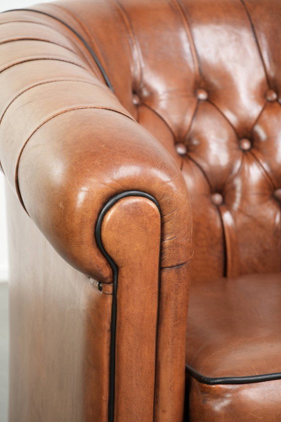 Image 1 of In goede staat verkerende schapenleren chesterfield clubfauteuil in Engelse stijl