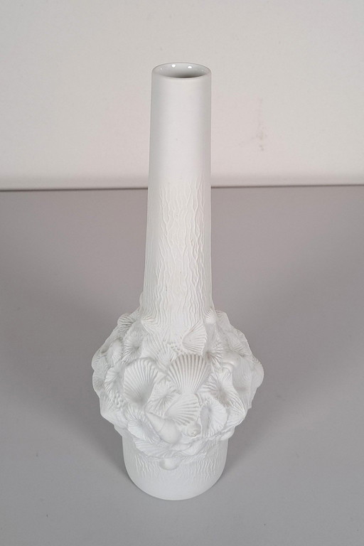 Kaiser vase with shell motif