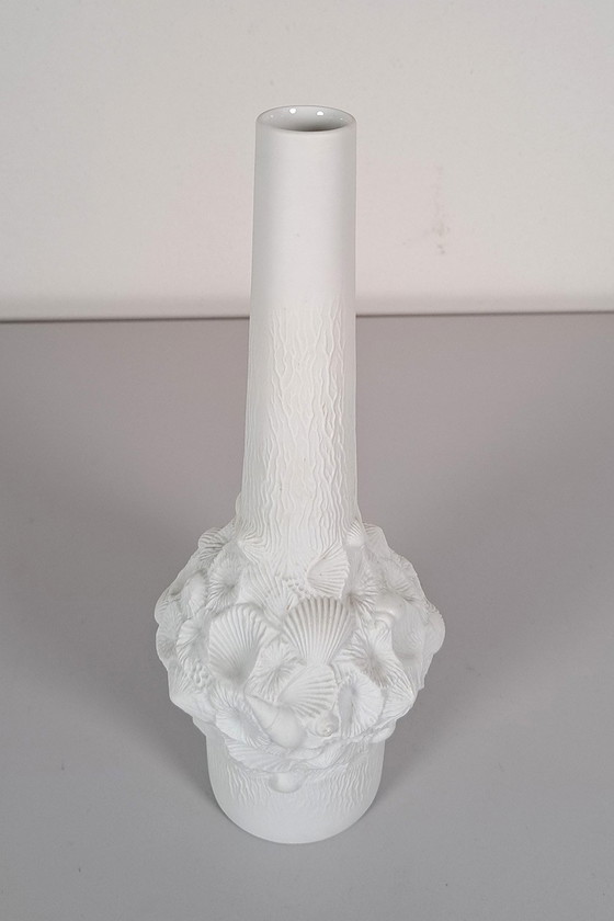 Image 1 of Kaiser vase with shell motif