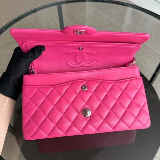 Image 1 of Sac Chanel Classic Flap moyen - Agneau matelassé rose fuchsia, finitions argentées, Série 19