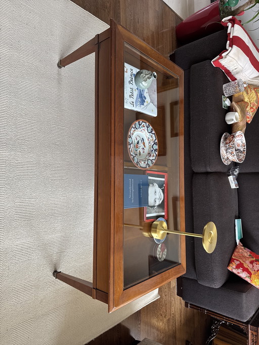 Engelse salontafel met glazen blad en laden 