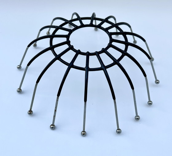 Image 1 of Fruttiera scultorea in metallo – Mid-Century Modern, circa anni '60/'70