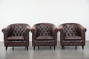 3 fauteuils club Chesterfield classiques en cuir de vachette