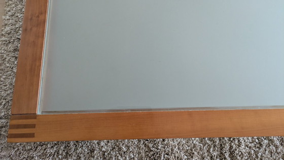 Image 1 of Table basse Arco en bois de cerisier rouge, élégante avec plateau en verre, datant de 1996.