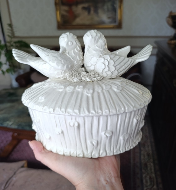 Vintage Italiaanse keramische sieradendoos met witte glazuurlaag en duiven. – Decoratieve objecten, Ceramic (photo 3 of 10)