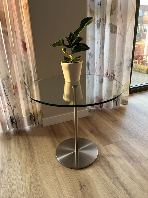 Beistelltisch BN2 mit transparenter Glasplatte.