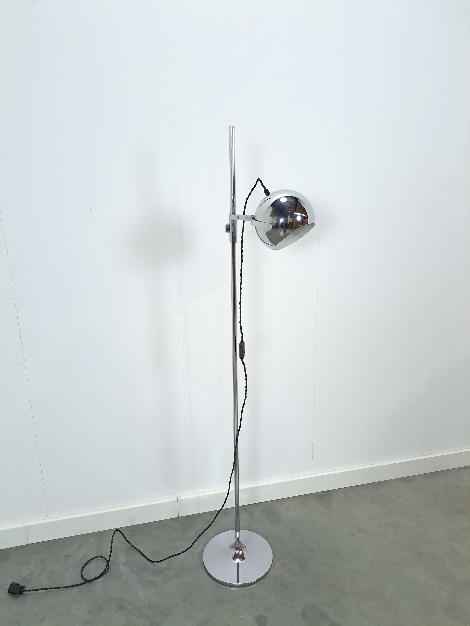 Space age chrome standing globe lamp floor lamp | €343 | Whoppah