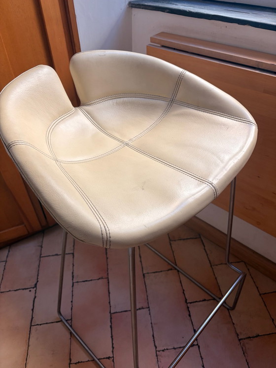 Autentico Sgabello da Bar Moroso in Pelle Italiana, Avorio / Crema | Design Scultoreo, Sgabelli, Metallo (foto 6 di 6)