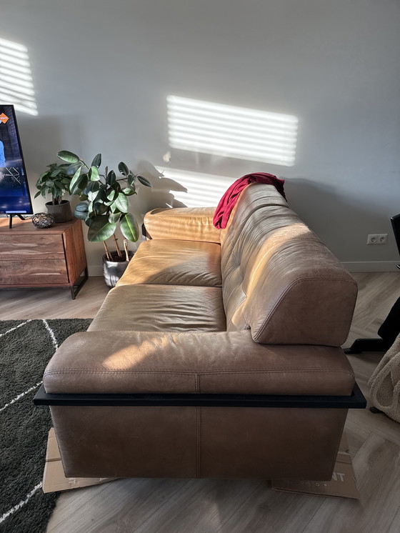 Image 1 of Banco de cuero verde con estructura de metal negro