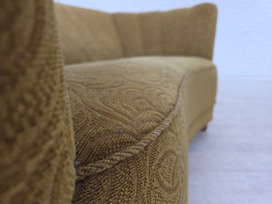 Image 1 of Dänisches 2-Sitzer-Sofa „Banane“ aus den 1960er Jahren, Bezug aus Velours, Buchenholz