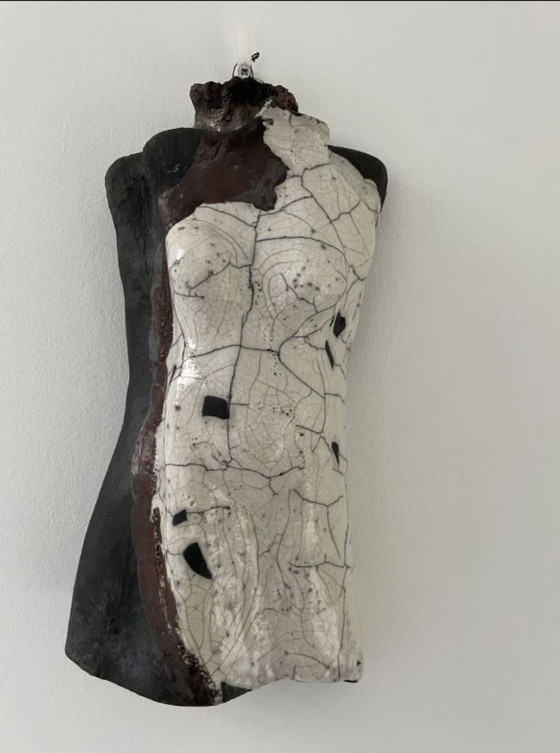 Image 1 of Torse féminin sculpté en céramique – glaçure raku