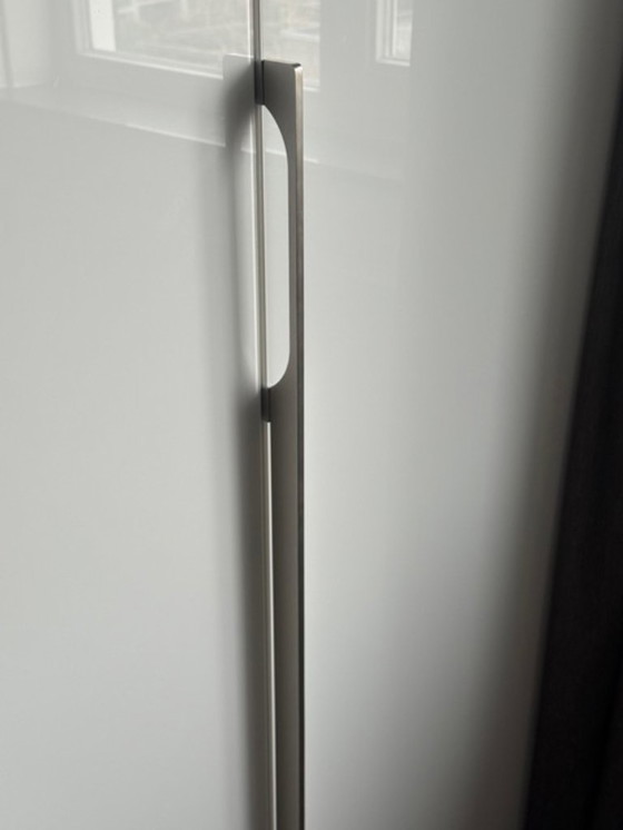 Image 1 of Armoire Nolte - blanc polaire brillant / placage noyer