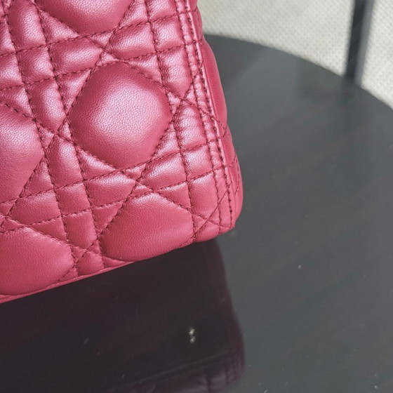 Image 1 of DIOR LADY MEDIUM - PELLE DI AGNELLO CANNAGE BORDEAUX ROSSO SCURO, DETTAGLI ORO, CINTURINO REGOLABILE