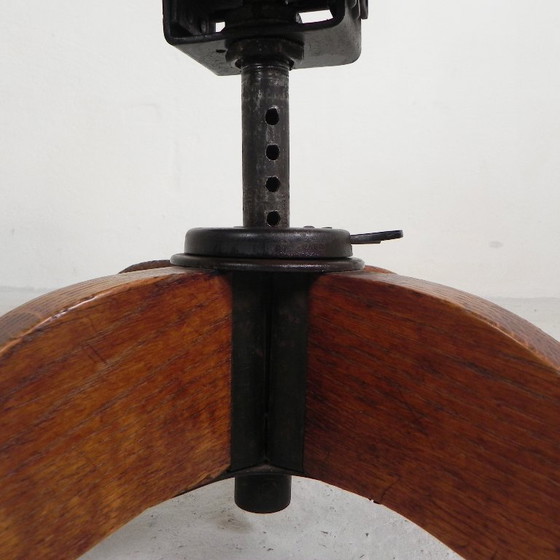Image 1 of Silla de oficina de roble con sistema de muelles y altura regulable, década de 1930.