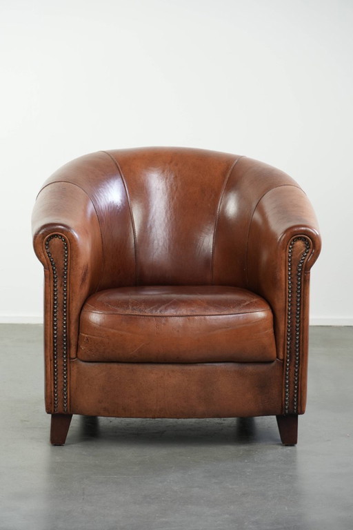 Magnifique fauteuil club vintage de style anglais en peau de mouton aux superbes couleurs profondes.