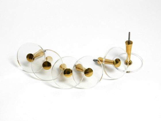 Image 1 of 1970er-Jahre-Set mit 6 Kleiderhaken aus Messing und Plexiglas von den Vereinigten Werkstätten