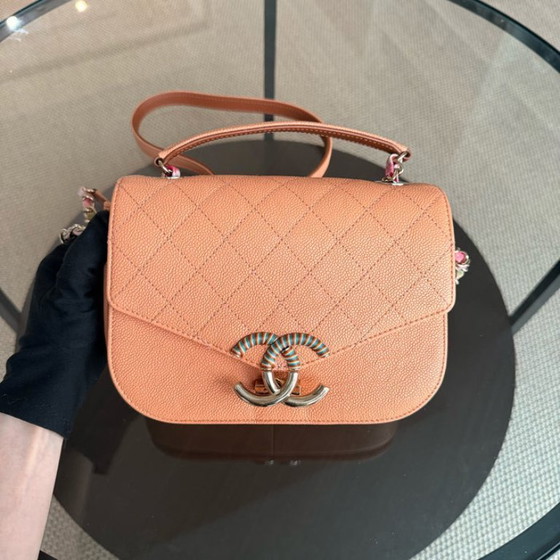 Image 1 of Chanel Coco Curve Cuba Small - Pelle trapuntata color caramello con finiture in oro chiaro, serie 23