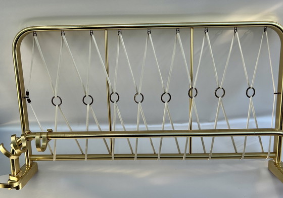 Image 1 of Revistero de pared de latón antiguo con bandas elásticas (alrededor de 1960)