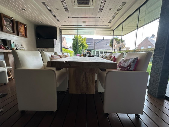 Image 1 of Bamboe tafel met 12 lederen stoelen