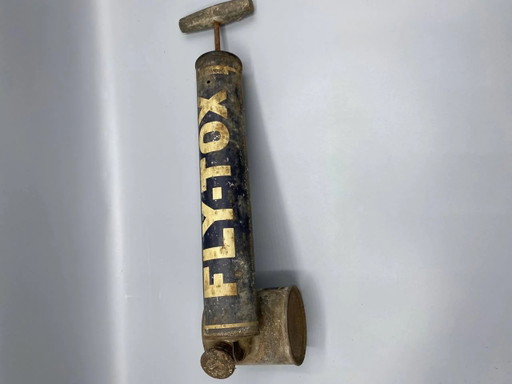 Fly-Tox Insecticide Sprayer – Blauw en goud gelakt metaal – decoratieve objecten, Metal, Industrieel (photo 2 of 4)
