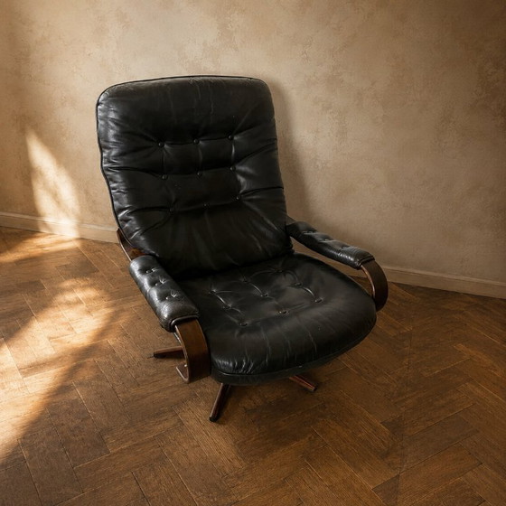 Image 1 of Draaibare loungestoel in Scandinavische stijl, zwart leer, met gebogen houten frame, jaren 70