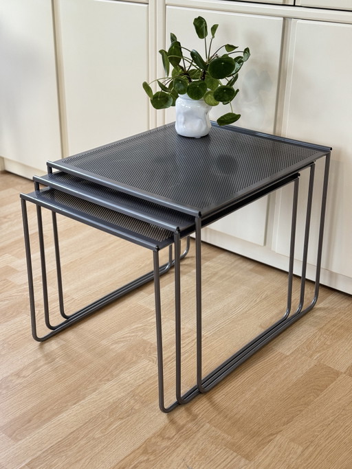 Ensemble de 3 tables gigognes vintage postmodernes en acier perforé, années 1980
