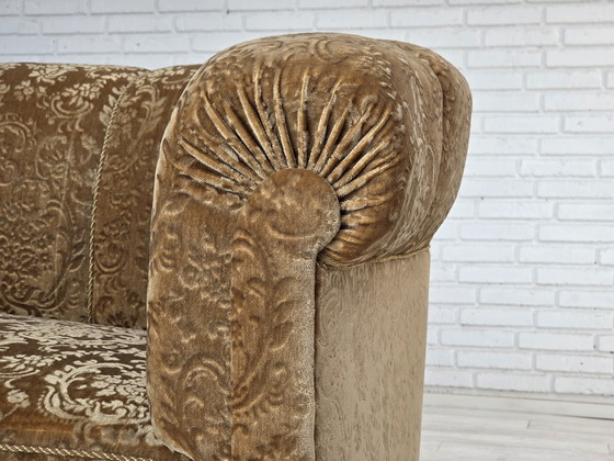 Image 1 of Canapé danois 3 places des années 1960, velours d'ameublement vert, pieds en bois de frêne