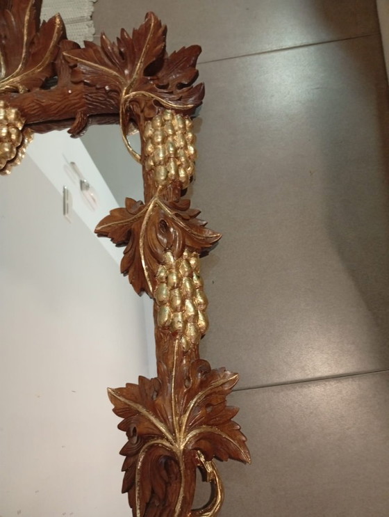 Image 1 of Belangrijke en spectaculair gebeeldhouwde wijnkelderspiegel