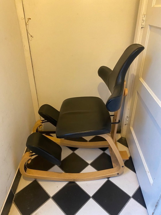 Image 1 of Stokke/Varier Thatsit Stuhl aus schwarzem Leder