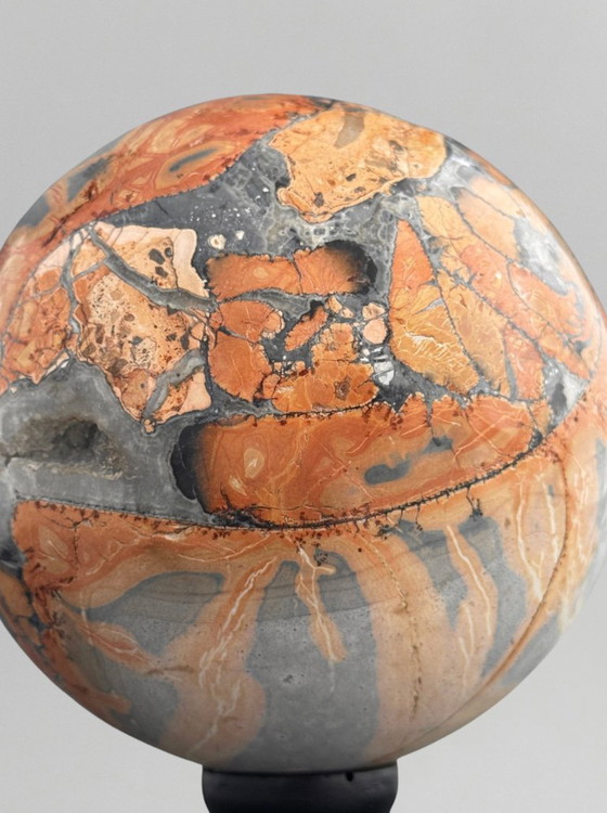 Image 1 of Atemberaubende rote Maligano-Jaspiskugeln auf Sockeln – Dekoratives Mineralien-Duo