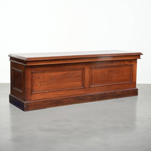 Large antique English shop counter/fabric counter from the 19th century with a luxurious appearance and brass rulers in the top.