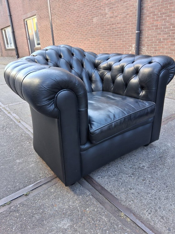 Conjunto de sofás Chesterfield de cuero negro 3+2+1, fabricado en Inglaterra. – Salvale Design (photo 9 of 12)
